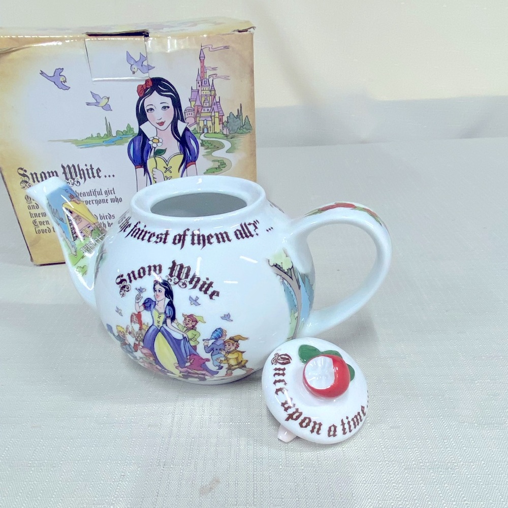 Snow White Teapot by Cardew Design - Picture 4 of 4